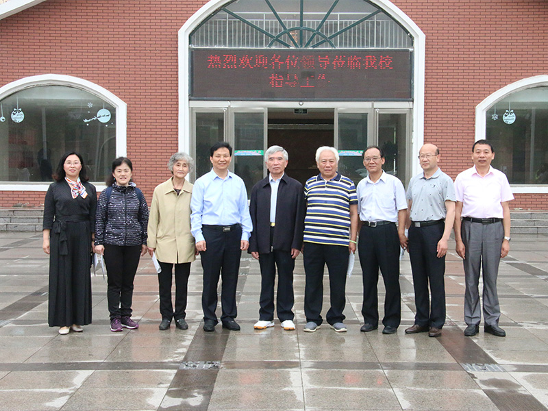 5月25日，北京大學(xué)原副校長(zhǎng)林鈞敬等一行來(lái)到鶴壁科達(dá)學(xué)校指導(dǎo)工作